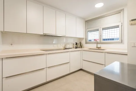 House for sale in Barcelona, Spain 6 bedrooms, 215 sq.m. No. 166979 - photo 10