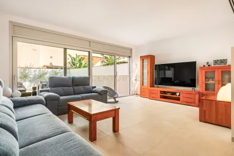 House for sale in Barcelona, Spain 6 bedrooms, 215 sq.m. No. 166979 - photo 14