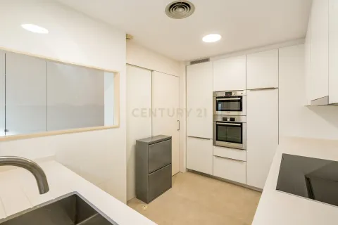 House for sale in Barcelona, Spain 6 bedrooms, 215 sq.m. No. 166979 - photo 11