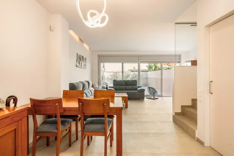 House for sale in Barcelona, Spain 6 bedrooms, 215 sq.m. No. 166979 - photo 13