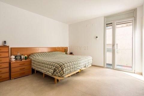 House for sale in Barcelona, Spain 6 bedrooms, 215 sq.m. No. 166979 - photo 29