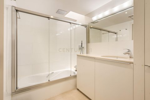 House for sale in Barcelona, Spain 6 bedrooms, 215 sq.m. No. 166979 - photo 28