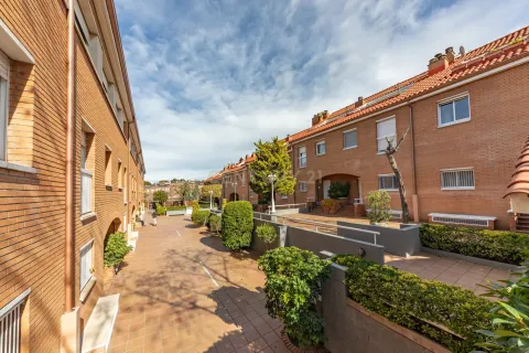 House à Molins de Rei, Barcelona, Espagne 5 chambres, 270 m2 No. 166978