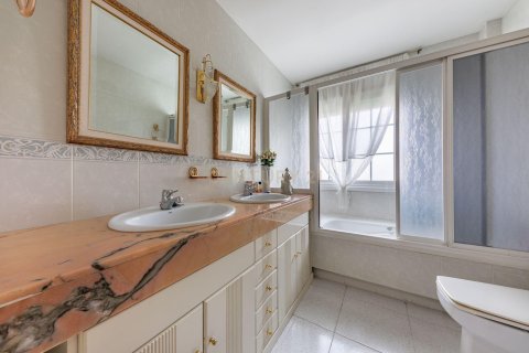 Hus till salu i Molins de Rei, Barcelona, Spanien 5 sovrum, 270 kvm. Nr. 166978 - foto 27