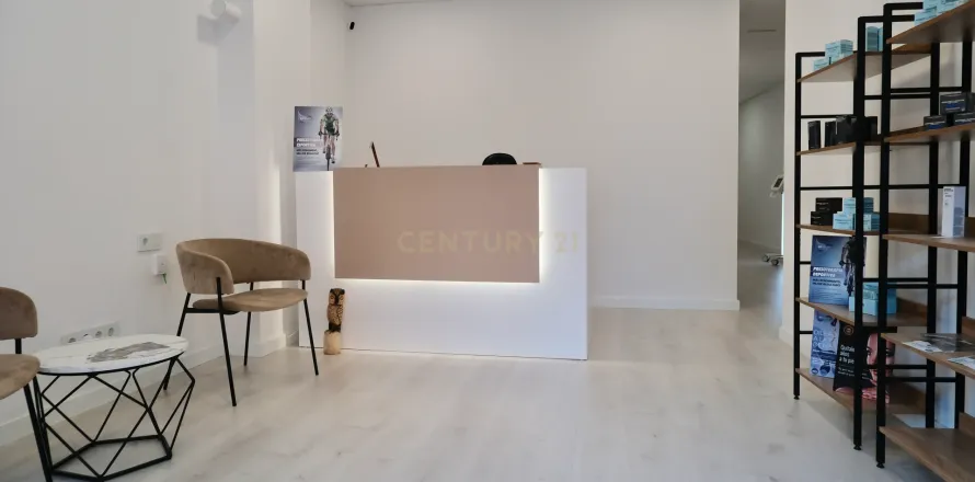 Retail store in Barcelona, Spain 4 bedrooms, 120 sq.m. No. 166977