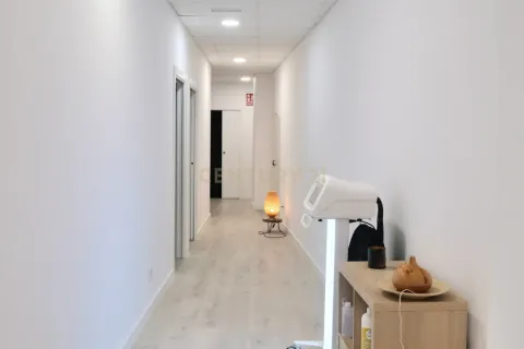 Retail store for sale in Barcelona, Spain 4 bedrooms, 120 sq.m. No. 166977 - photo 5