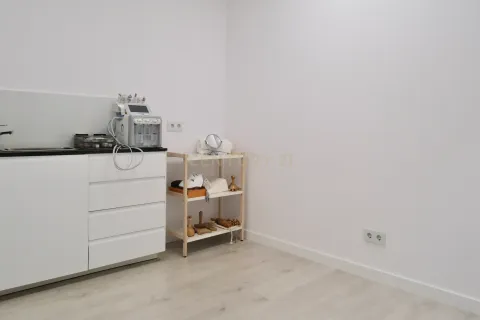 Retail store for sale in Barcelona, Spain 4 bedrooms, 120 sq.m. No. 166977 - photo 9