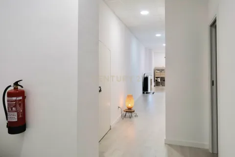 Retail store for sale in Barcelona, Spain 4 bedrooms, 120 sq.m. No. 166977 - photo 6