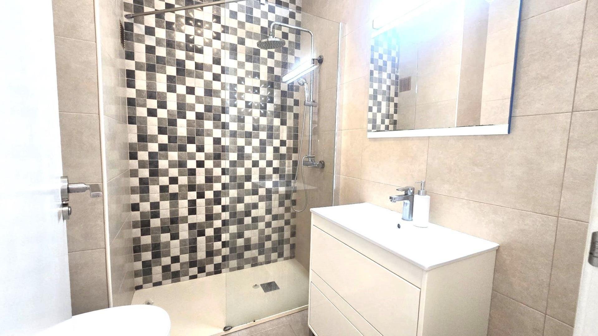 Apartamento en Torrevieja, Alicante, España 3 dormitorios, 74 m2 No. 184207