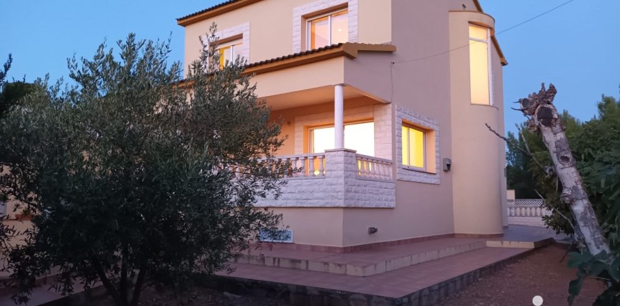 Māja La Bisbal Del Penedes, Tarragona, Spānijā 4 istabas, 238 m2 Nr. 153602