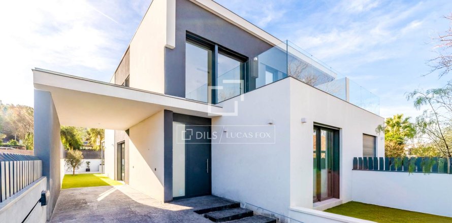 Villa in Sitges, Barcelona, Spain 5 bedrooms, 206 sq.m. No. 150481