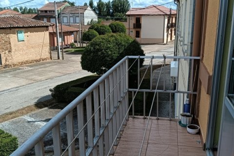 House for sale in Villamontan De La Valduerna, Leon, Spain 4 bedrooms, 208 sq.m. No. 186150 - photo 2