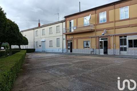 House for sale in Villamontan De La Valduerna, Leon, Spain 4 bedrooms, 208 sq.m. No. 186150 - photo 4