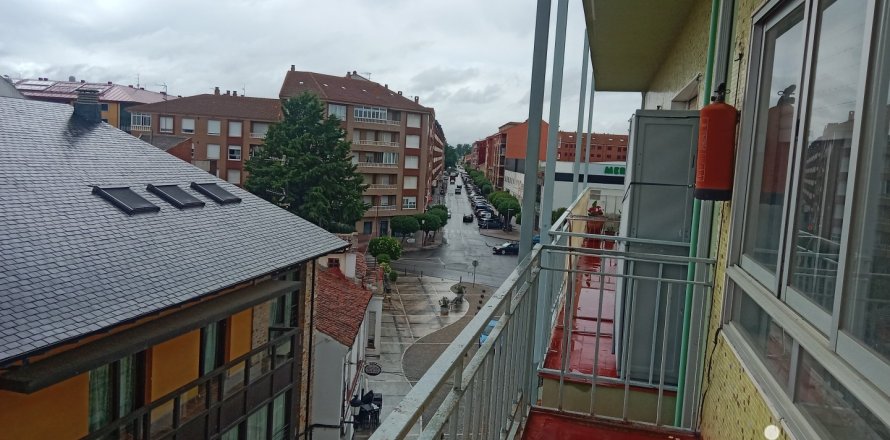 Apartment in La Baneza, Leon, Spain 4 bedrooms, 88 sq.m. No. 186154