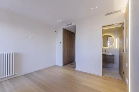 Apartamento en venta en Barcelona, España 4 dormitorios, No. 141135 - foto 16