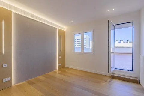Apartamento en venta en Barcelona, España 4 dormitorios, No. 141135 - foto 4