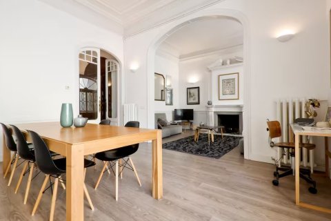 Apartamento en venta en Barcelona, España 4 dormitorios, No. 141133 - foto 1