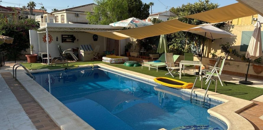 Villa à Torrevieja, Alicante, Espagne 4 chambres, 250 m2 No. 165580