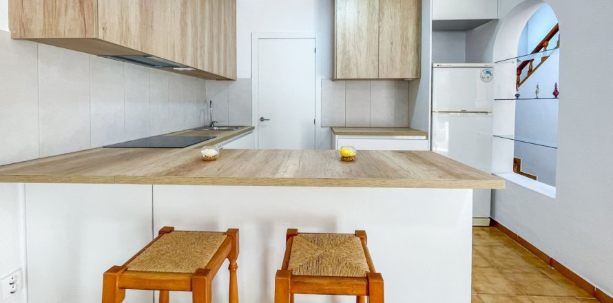 Townhouse in Alicante, Spain 3 bedrooms, 68 sq.m. No. 190109