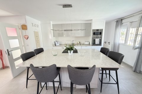 Villa for sale in San Miguel de Salinas, Alicante, Spain 3 bedrooms, 160 sq.m. No. 190107 - photo 9
