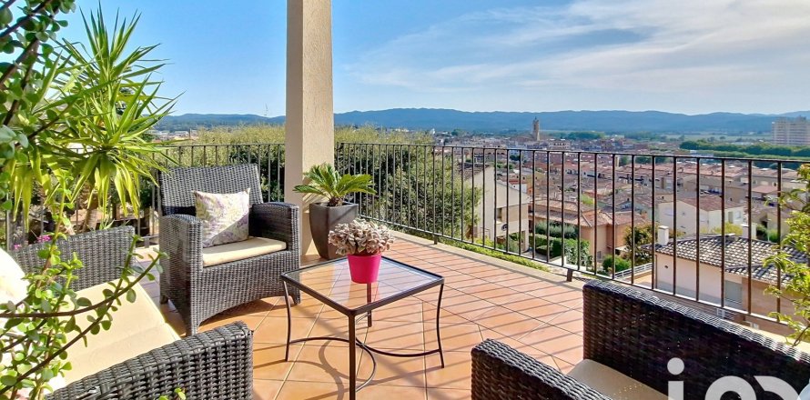 Дом в Ла Бисбаль Д'Эмпорда, Герона, Испания 3 спальни, 269м2 №153195