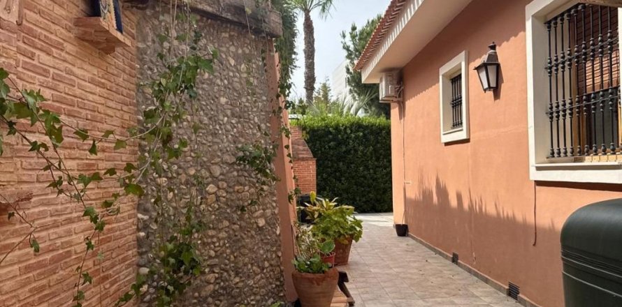 Villa Torrevieja, Alicante, Spain 4 bedrooms, 386 sq.m. No. 137641