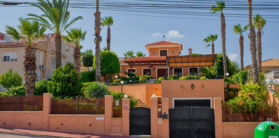 Villa à Torrevieja, Alicante, Espagne 4 chambres, 386 m2 No. 137641