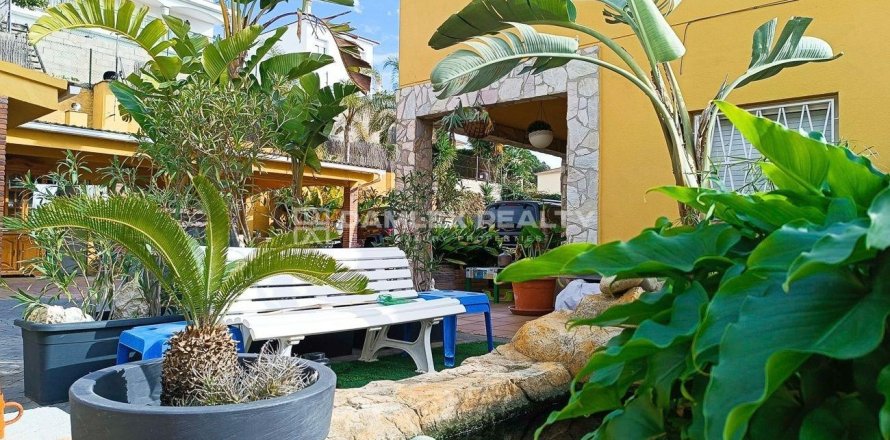 House à Lloret de Mar, Girona, Espagne 5 chambres, 300 m2 No. 177169