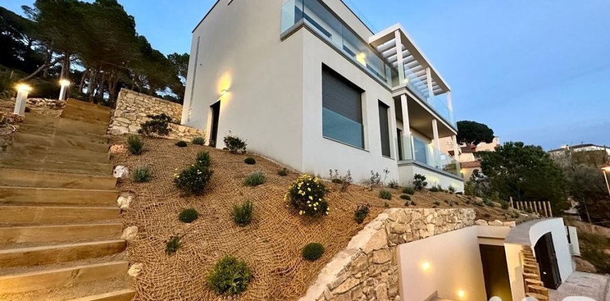 House à Lloret de Mar, Girona, Espagne 4 chambres, 333 m2 No. 173073