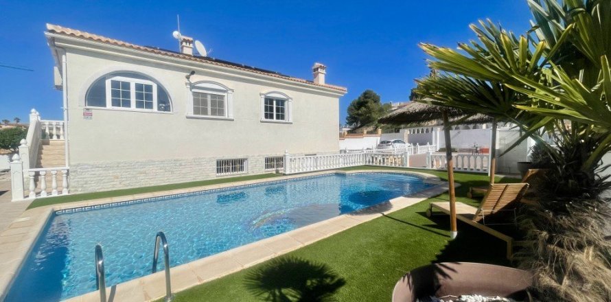 Villa in La Marina, Alicante, Spain 5 bedrooms, 308 sq.m. No. 189517