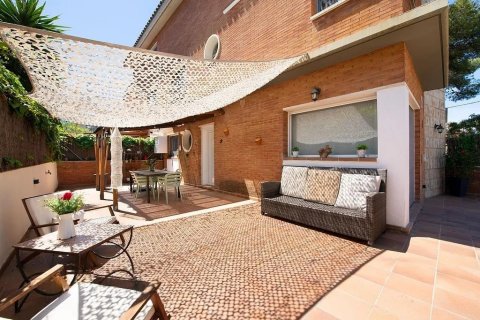 Продажа таухауса в Кастельдефельс, Барселона, Испания 4 спальни,  №140854 - фото 1