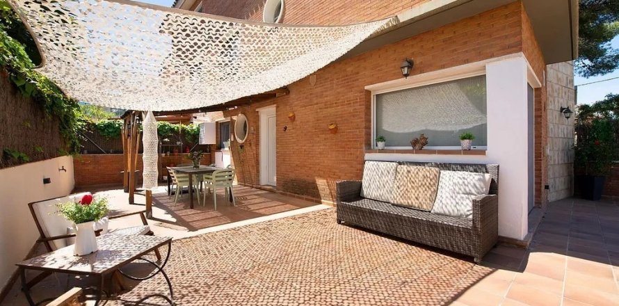 Таунхаус в Кастельдефельс, Барселона, Испания 4 спальни,  №140854