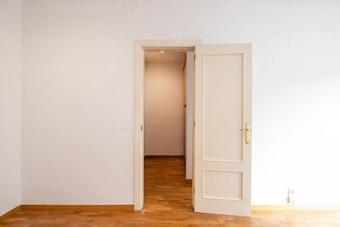 Lägenhet till salu i Barcelona, Spanien 3 sovrum, 79 kvm. Nr. 160786 - foto 8