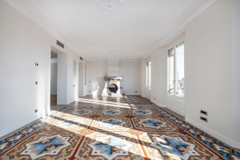 Lägenhet till salu i Barcelona, Spanien 3 sovrum, 183 kvm. Nr. 160774 - foto 2