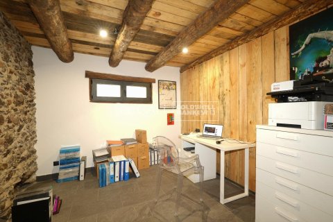 Villa till salu i Principado De Andorra (Ninguna Poblacion Tiene C.P.), Lleida, Spanien 4 sovrum, 320 kvm. Nr. 156916 - foto 17