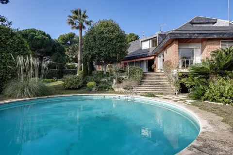 Сasa en venta en Barcelona, España 10 dormitorios, No. 141235 - foto 1