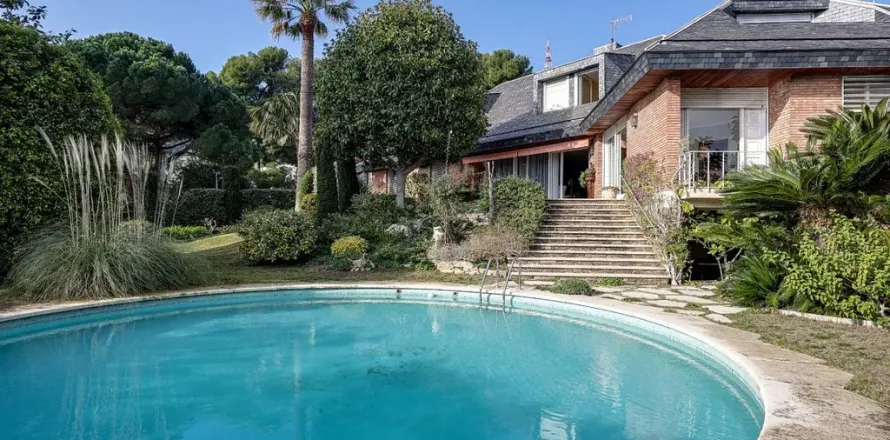 Сasa en Barcelona, España 10 dormitorios, No. 141235