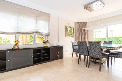 Villa for sale in Torrevieja, Alicante, Spain 4 bedrooms, 480 sq.m. No. 145978 - photo 6