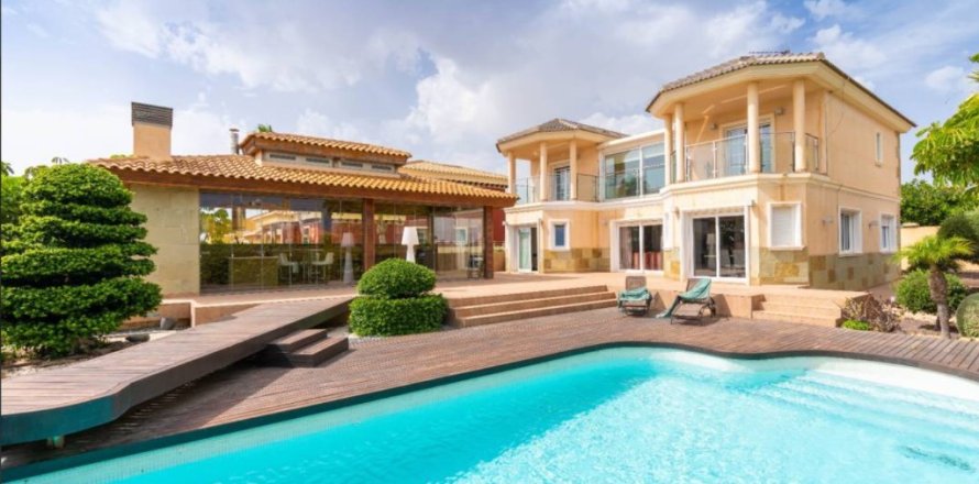 Villa in Torrevieja, Alicante, Spain 4 bedrooms, 480 sq.m. No. 145978