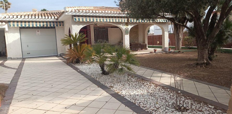 Villa in Dehesa De Campoamor, Alicante, Spain 4 bedrooms, 212 sq.m. No. 155697