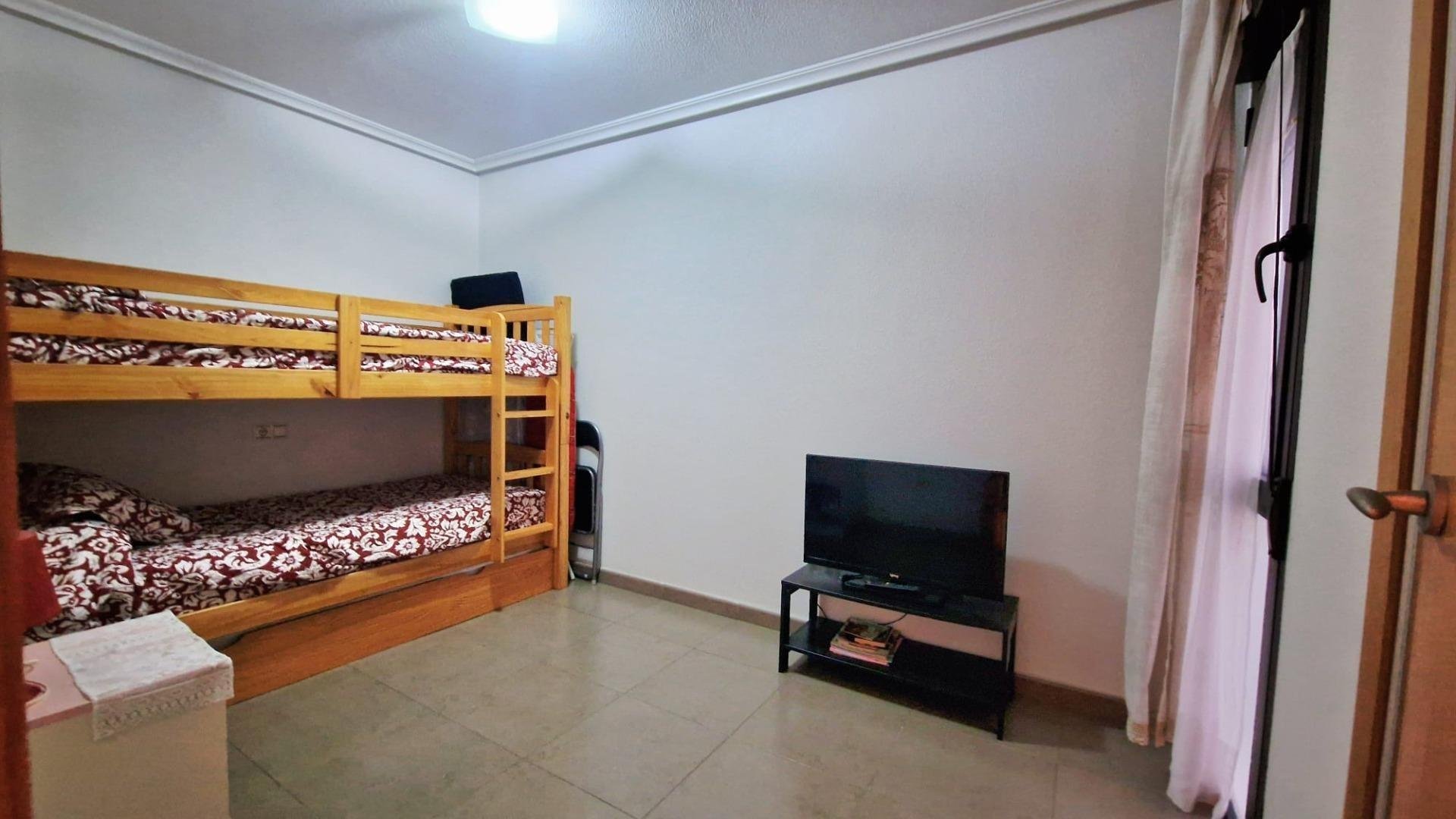 Apartment à Torrevieja, Alicante, Espagne 2 chambres, 76 m2 No. 184293
