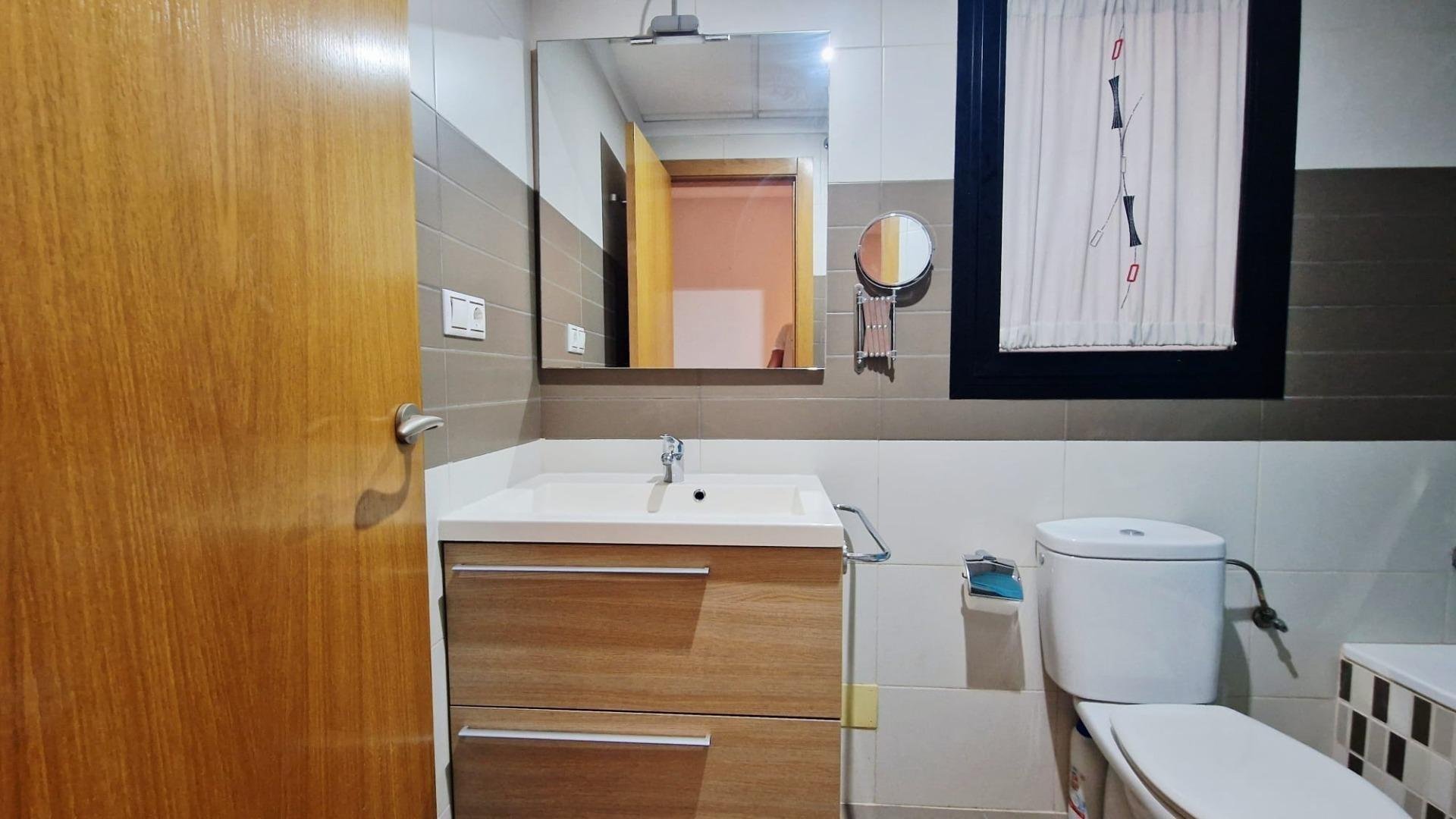 Apartment à Torrevieja, Alicante, Espagne 2 chambres, 76 m2 No. 184293