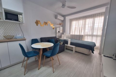 Apartamento en alquiler en Torrevieja, Alicante, España 22 m2 No. 142396 - foto 1