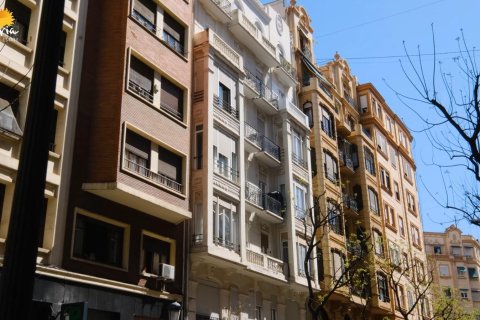 Apartment for sale in Valencia, Spain 1 bedroom, 132 sq.m. No. 166568 - photo 3