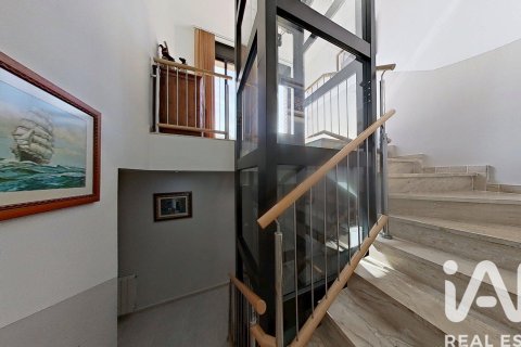 House for sale in Calafell, Tarragona, Spain 5 bedrooms, 384 sq.m. No. 172892 - photo 2