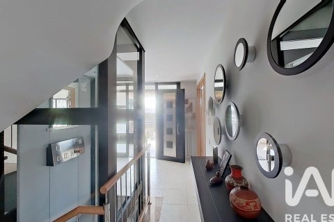 House for sale in Calafell, Tarragona, Spain 5 bedrooms, 384 sq.m. No. 172892 - photo 1