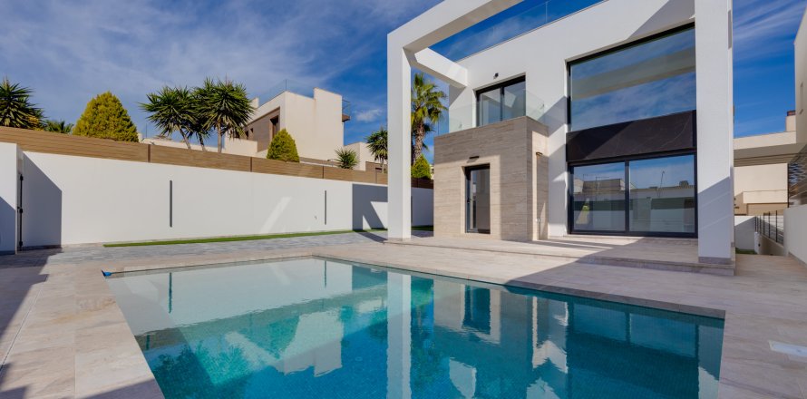 Villa à Torrevieja, Alicante, Espagne 4 chambres, 238 m2 No. 136240