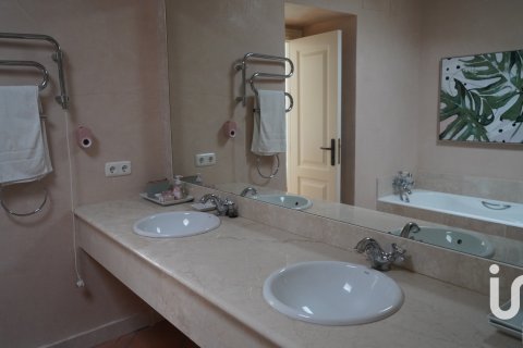 Townhouse for sale in San Roque, Cadiz, Spain 3 bedrooms, 205 sq.m. No. 153332 - photo 29