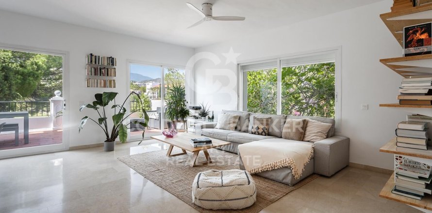 Townhouse in Benahavis, Malaga, Spain 4 bedrooms, 352 sq.m. No. 158819