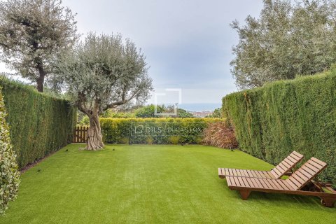 Villa for sale in Teia, Barcelona, Spain 4 bedrooms, 311 sq.m. No. 150257 - photo 2